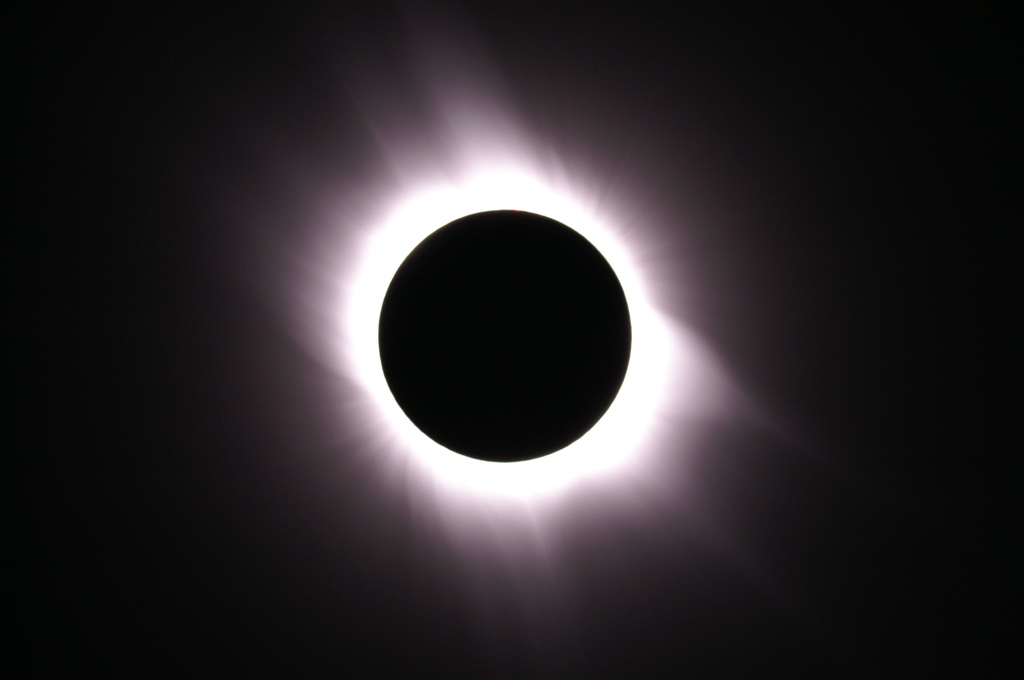 Korona
Aufnahme der Korona mit Skywatcher ED 80 (600mm 1:7,5) , KM Dynax 7D 400 ASA 1/30 Sekunde
