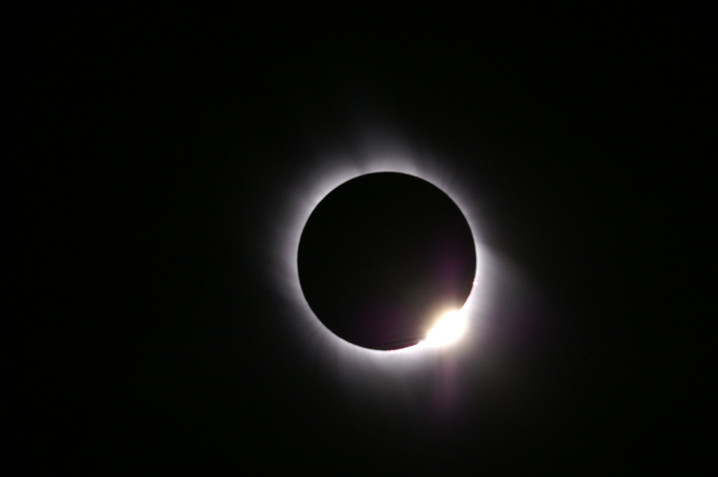 3. Kontakt
Am Ende der TotaliÃ¤t zeigt sich die Sonne wieder

